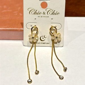 NWT Gold flower earrings